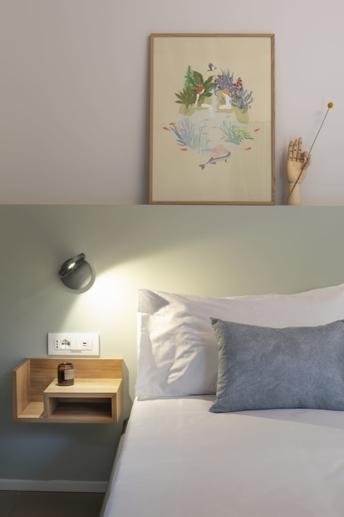 Camera accogliente presso Camere d'Aria con illustrazione botanica, comodino in legno, biancheria bianca e vista sulle montagne