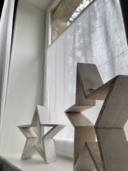 Décoration étoiles en bois sur rebord de fenêtre au B&B Le Paddock avec voilage et vue sur la ville