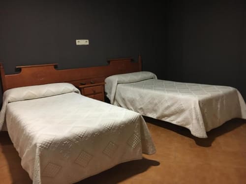 Habitación doble con dos camas individuales en Hostal Imaginatelo en Carrascosa del Campo, España