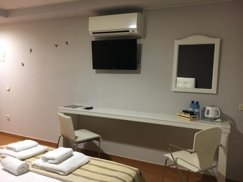 Habitación Deluxe en Hostal Imaginatelo con escritorio, TV pantalla plana, aire acondicionado y comodidades modernas en Carrascosa del Campo