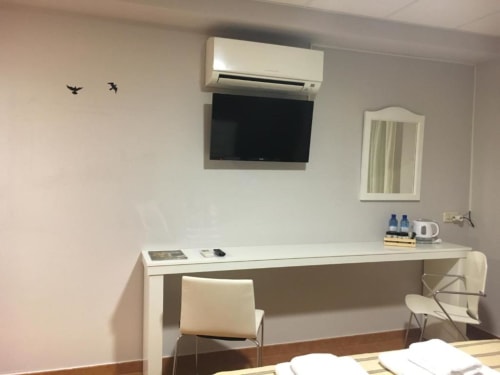 Habitación deluxe con escritorio, TV pantalla plana, aire acondicionado mural y espejo en Hostal Imaginatelo, España