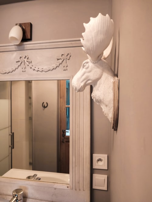 Miroir élégant de la salle de bains du Paddock B&B avec sculpture décorative de tête de cheval blanc, La Drenne
