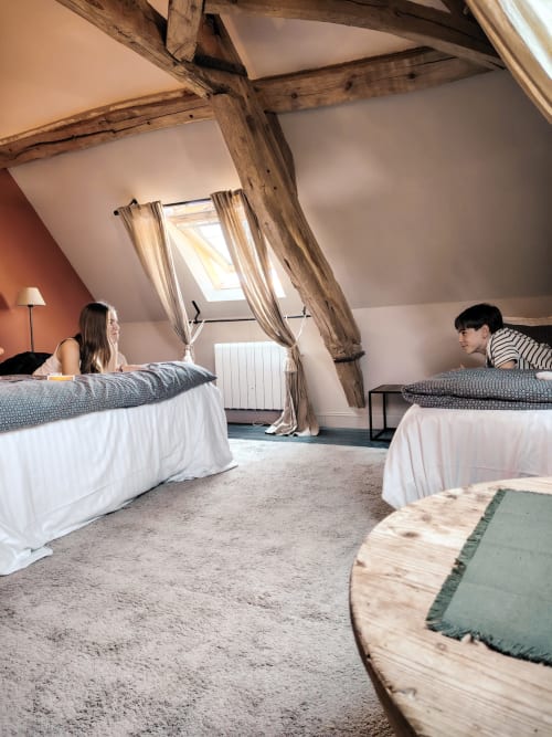 Chambre Parcival au Le Paddock B&B à La Drenne avec poutres apparentes, lits multiples et fenêtre de toit