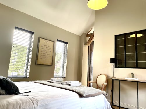 Chambre lumineuse au Paddock avec vue sur jardin, literie blanche, bureau et équipements modernes
