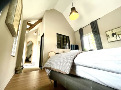Chambre lumineuse Chelsea au Le Paddock B&B avec poutres en bois, vue sur jardin et mobilier moderne