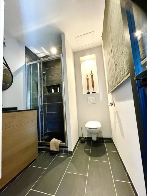 Salle de bain moderne de la Chambre Chelsea au Le Paddock B&B, La Drenne, avec carrelage foncé, douche à l'italienne et blanc