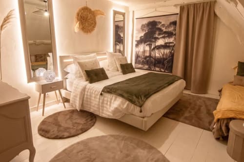 Chambre cosy au Domaine Valenquercy avec lit queen-size, jacuzzi, miroirs, vue jardin et éclairage ambiant