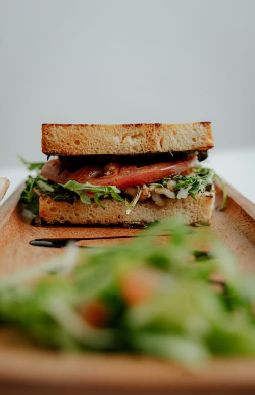 Panino gourmet con pomodoro, verdure fresche ed erbe aromatiche su pane tostato, Mãe Maria House Guest House, Vila Chã