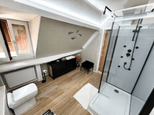 Modern bathroom with walk-in shower, toilet, and vanity at Domaine Valenquercy B&B in Le Vignon-en-Quercy, France