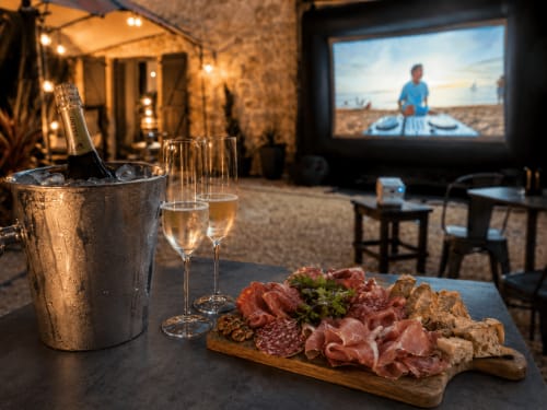 Dîner en plein air au Domaine Valenquercy avec charcuterie, champagne et projection cinéma à Le Vignon-en-Quercy