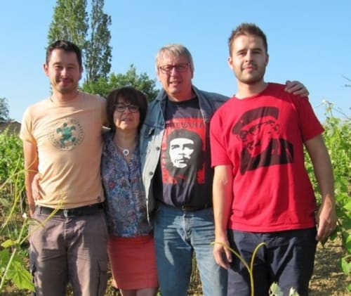 Quatre personnes souriantes devant Domaine de Labrousse, une maison d'hôtes en Périgord, Agonac