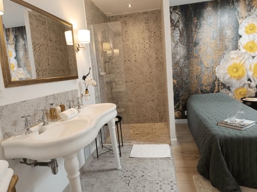 Salle de bain attenante luxueuse à La Bastide Des Muriers, Deaux, avec lavabo sur piédestal, douche à l'italienne et vue sur la chambre