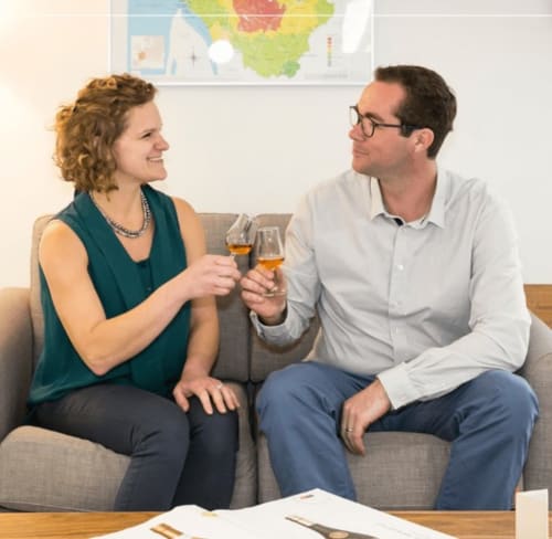 Couple trinquant au vin sur le canapé au Domaine de Labrousse, gîte du Périgord