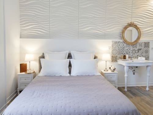 Chambre La Capitelle N°6 à La Bastide Des Muriers à Deaux avec lit queen-size, linge blanc et vue sur le jardin