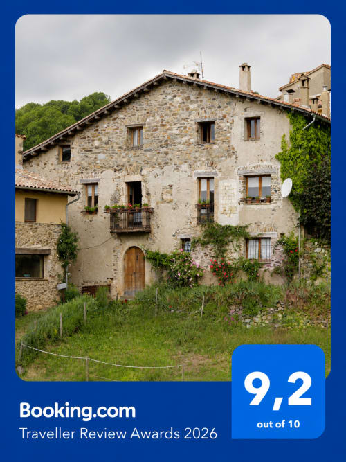 Casa Tapiolas, casa rural de piedra en Molló, Girona, con fachada cubierta de hiedra y calificación 9,2 en Booking.com