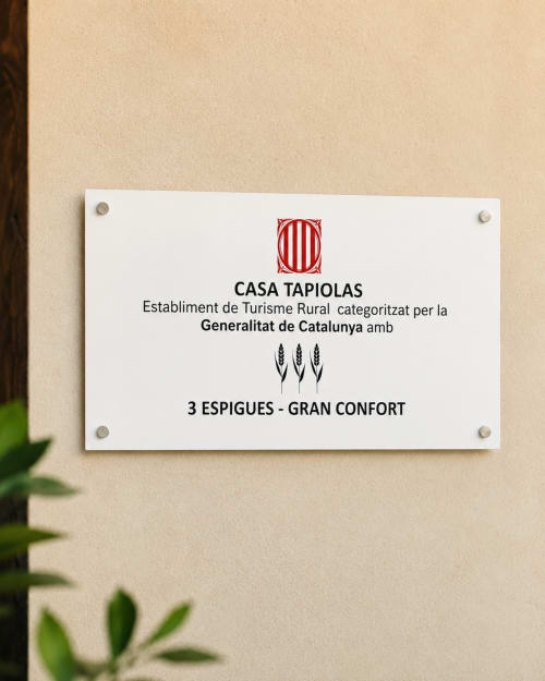 Cartel de Casa Tapiolas, turismo rural en Molló, Girona, 3 estrellas con gran comodidad