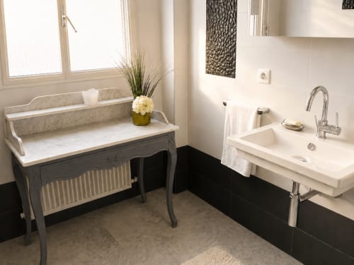 Salle de bain moderne avec sol en marbre et lavabo blanc dans votre location Le FETTOLINA, Canne