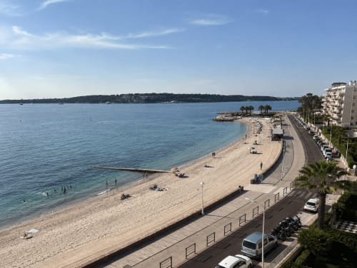 Appartement Palm Beach à Cannes avec vue mer, plage de sable, côte méditerranéenne, palmiers et promenade bord de mer