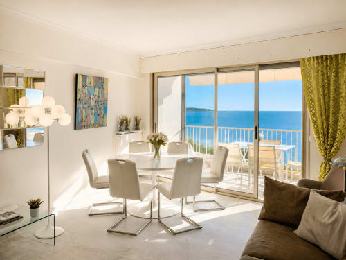 Appartement de luxe Le Fettolina en première ligne de mer à Cannes avec salle à manger vue mer et balcon panoramique sur la Méditerranée