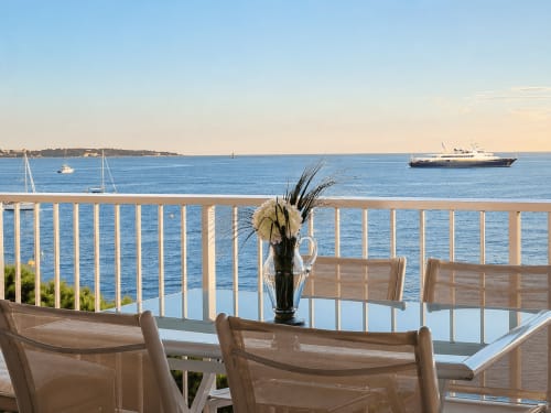 Balcon en bord de mer à Cannes avec vue sur la mer, bateaux et mobilier élégant à l'appartement Le Fettolina