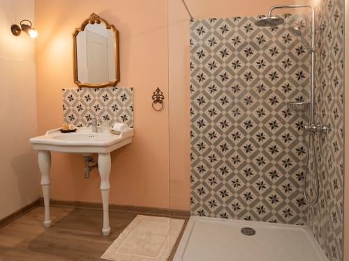 Salle de bains moderne à La Bastide Des Muriers à Deaux avec lavabo sur colonne, miroir orné, douche carrelée à motifs et