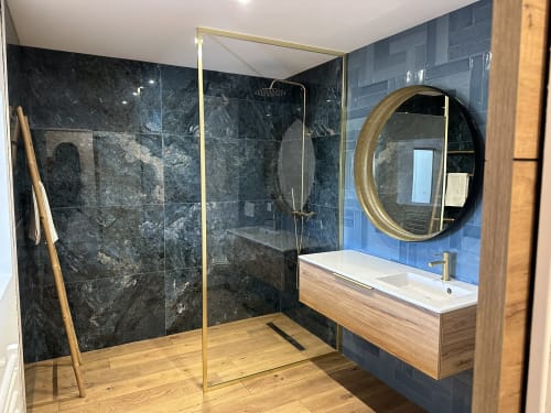 Salle de bain moderne à In Casa Conciergerie, Figari avec douche vitrée, meuble-lavabo en bois et miroir rond