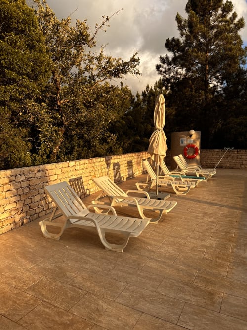 Terrace with lounge chairs and umbrella at Quinta Boa Vida, mountain view chalet in Alcobaça