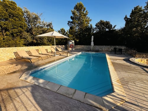 Sparkling pool at Quinta Boa Vida cottage retreat in Alcobaça, Portugal, with loungers and umbrellas