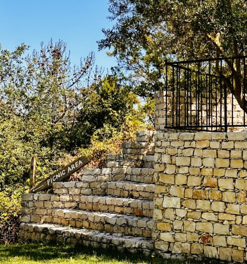 Stone staircase with picnic area sign leading to cottage at Quinta Boa Vida, Alcobaça