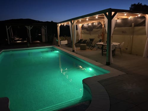 Piscina iluminada com luzes turquesas em El Sueño de Andalucia, com terraço coberto e espreguiçadeiras