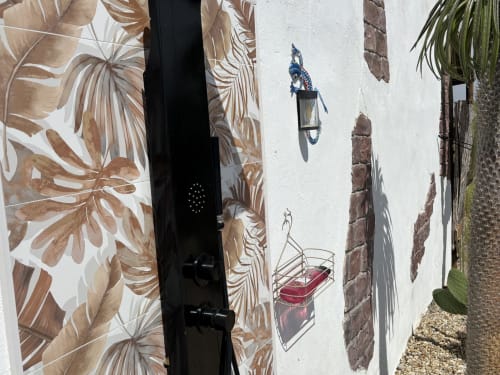 Entrada do apartamento Palmera em El Sueño de Andalucia com porta floral e arte mural de bicicletas e barcos