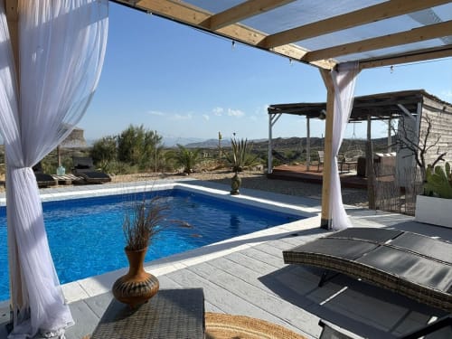 Área de piscina en El Sueño de Andalucia en Huércal-Overa con pérgola, tumbonas y vistas a las montañas