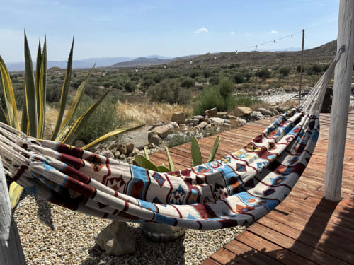Coloridos mantos tejidos sobre una terraza de madera con vistas al desierto en El Sueño de Andalucia, Huércal-Overa