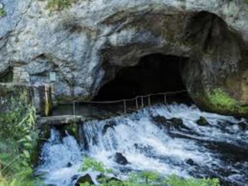 Entrée de grotte avec ruisseau tumultueux à Belloréade, gîte près de Belloc, France