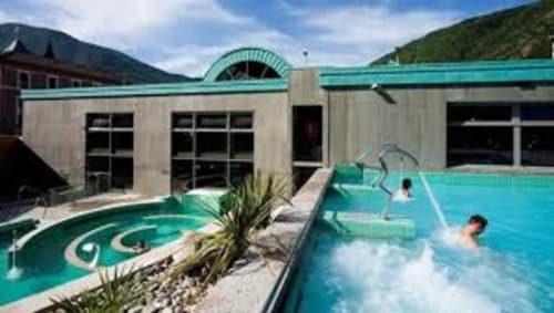 Piscines du spa Belloréade aux eaux turquoise, architecture contemporaine et vue sur les montagnes à Belloc, France