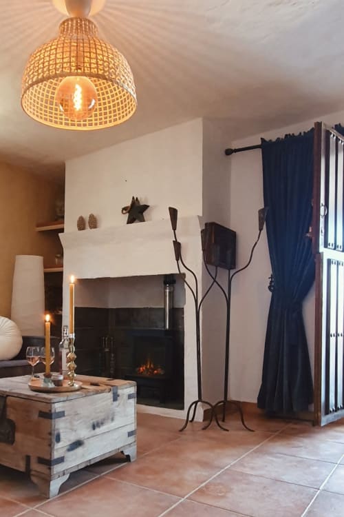 Moderno living no cottage El Sueño de Andalucia com lareira, luminária suspensa tecida e vistas para as montanhas em Huércal-Overa