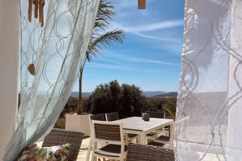 Terraço sombreado com mesa de jantar com vista para as montanhas de Huércal-Overa na casa rural El Sueño de Andalucia