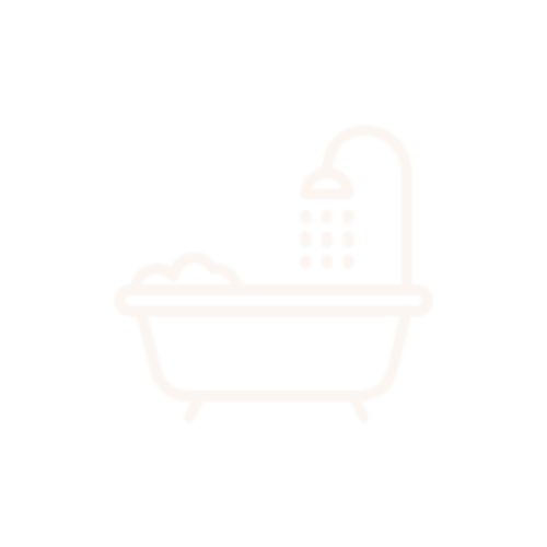 Baignoire avec pomme de douche murale au-dessus à la chambre d'hôtes Entre Ciel et Lettres en France