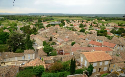 Vue aérienne du gîte Entre Ciel et Lettres dans un village français pittoresque aux toits de terre cuite et paysage rural verdoyant