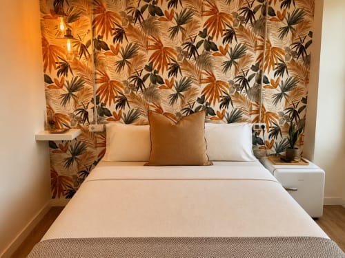 Acogedora habitación de cabaña en Holibai, Baiona con papel pintado botánico, ropa de cama neutra e iluminación cálida