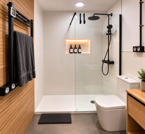 Baño moderno en cottage Holibai con ducha de lluvia, accesorios negros, detalles de madera y estante iluminado