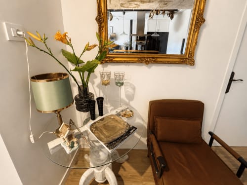Tocador elegante en la cabaña Holibai de Baiona con espejo, flores y decoración costera