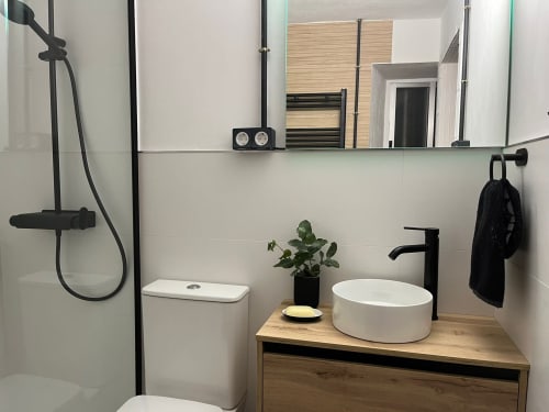 Baño moderno en la casita Mirada do Roxo, Holibai, Baiona con lavamanos redondo, accesorios negros y área de ducha