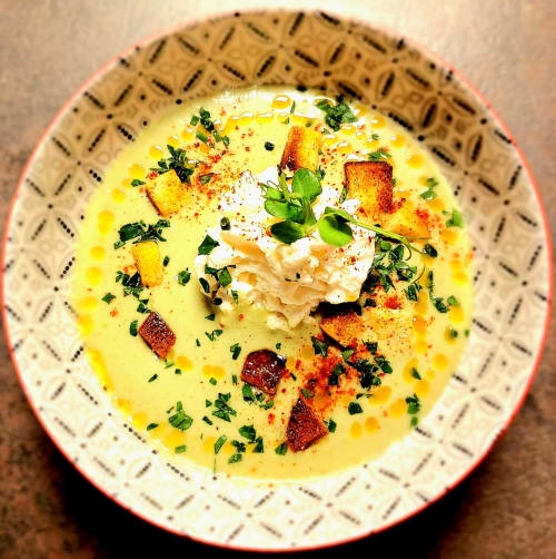 Soupe de maïs onctueuse aux lardons croustillants, herbes fraîches et pommes de terre sautées à Clos De La Gourmandiere