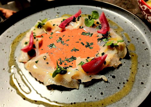 Saint-Lothain : Assiette gourmet de pétoncles garnie d'œufs de poisson et de micro-herbes au Clos De La Gourmandière