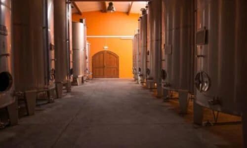 Adega com tanques de fermentação na Tranca da Barriga Casa do Vinho, Covilhã Portugal