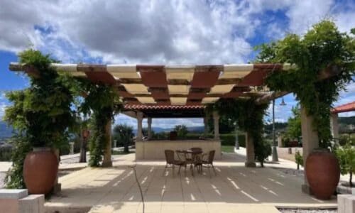 Pérgola no pátio com videiras trepadoras da adega Tranca da Barriga em Covilhã, Portugal