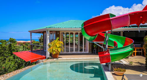 Villa Kia Ora avec piscine turquoise, toboggan rouge et vert, vue sur mer à Teavaro, Polynésie française