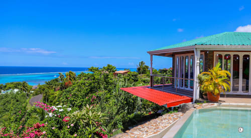 Villa Kia Ora à Teavaro surplombe le lagon turquoise avec piscine, palmiers et jardin tropical