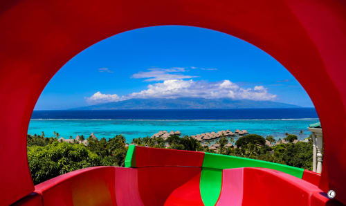 Vue tropicale de la Villa Kia Ora à Teavaro, Polynésie, avec lagon turquoise et panorama montagneux